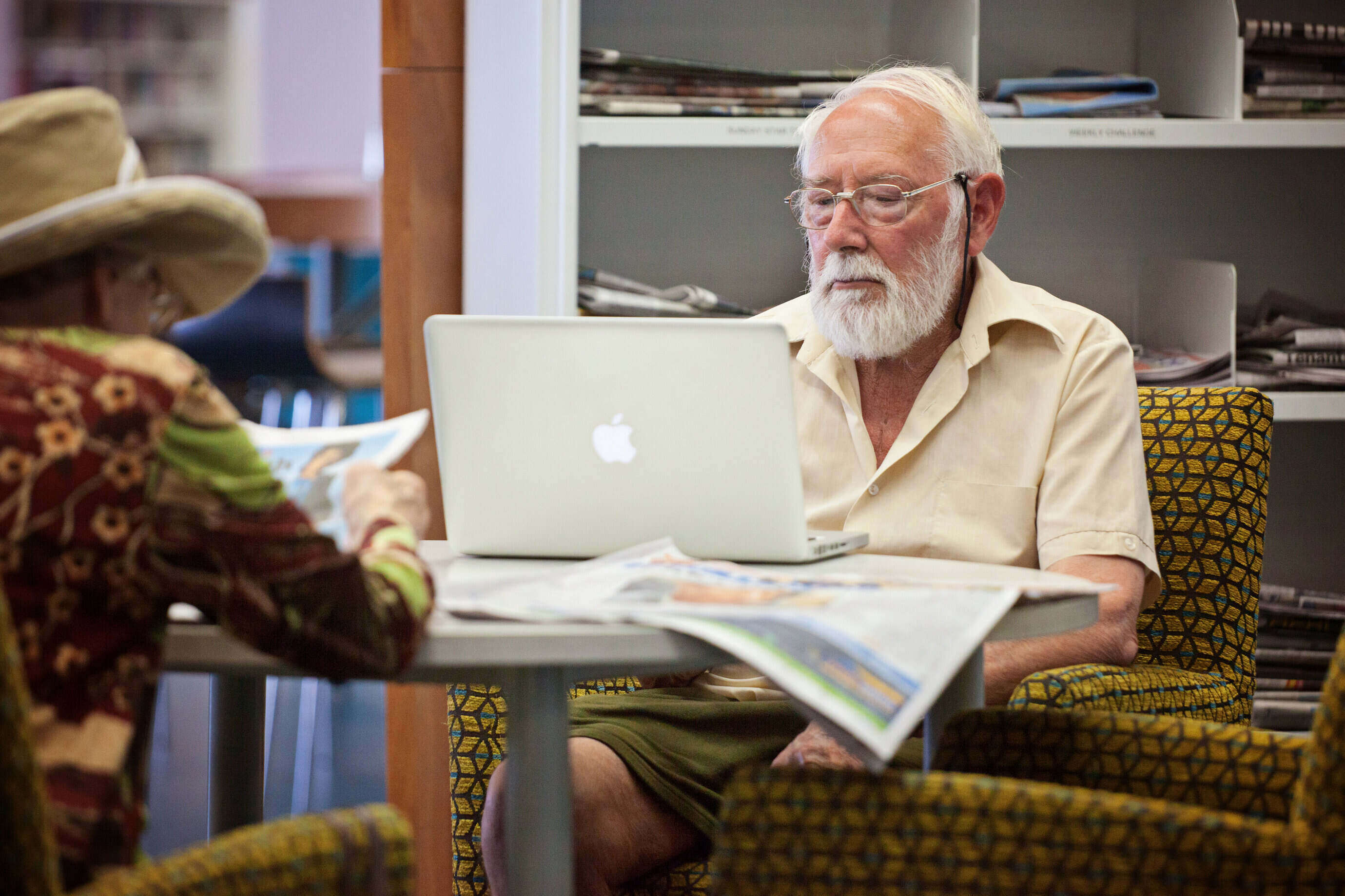 Horowhenua te takere older gentleman on apple computer